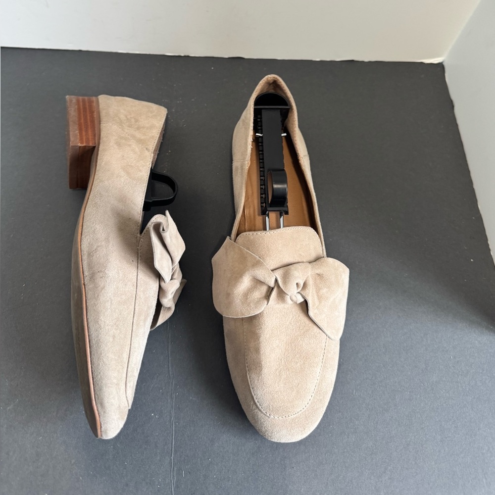 Franco Sarto Abyss Beige Suede Loafers with Bow Detail. Size 10M - Picture 6 of 14